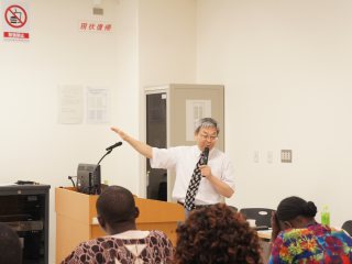 写真：高橋健太郎特任教授の講義
