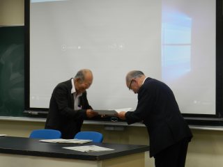 写真：塩田学長から感謝状贈呈の様子