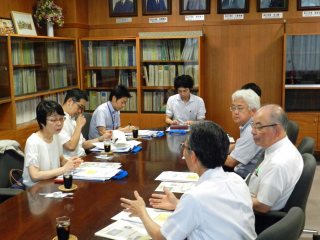 写真：学長室での懇談の様子