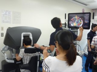 ダビンチを操作体験する様子 写真:ダビンチを操作体験する様子