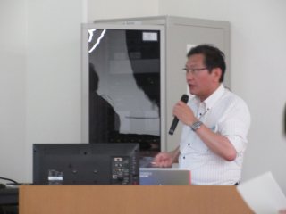 久津見教授による講演 写真:久津見教授による講演