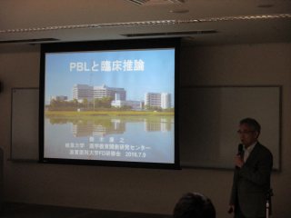写真：鈴木教授（岐阜大学医学教育開発センター） の講演の様子