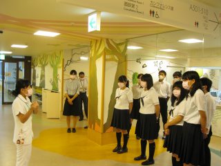 写真：小児科病棟「瀬田の森」見学の様子