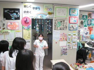 写真：院内学級見学の様子