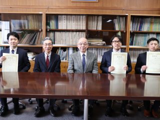 写真：塩田学長・小笠原理事との記念撮影