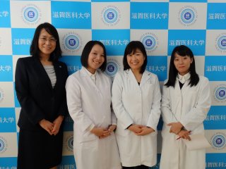 尾松学長補佐(男女共同参画担当)と 診療登録医 写真:尾松学長補佐(男女共同参画担当)と 診療登録医