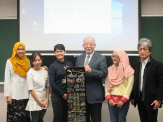 Gift Presentation PHOTO:Gift Presentation