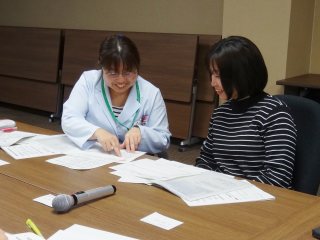 ペアワークの様子 写真:ペアワークの様子