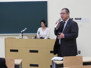 山木理事による開会の挨拶 写真:山木総務・財務・施設等担当理事