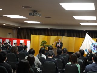 写真：塩田学長の告辞