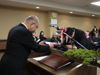 学位記の授与 写真:学位記の授与