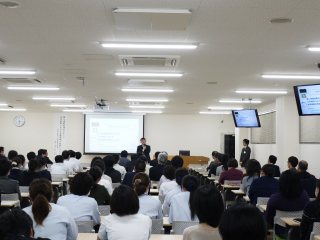 満員の講演会場 写真:満員の講演会場