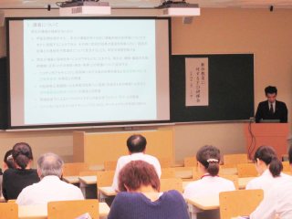 松浦学部教育部門長の講演 写真:松浦学部教育部門長の講演