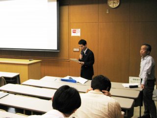 挨拶する松浦教授と司会進行の垰田准教授 写真:挨拶する松浦教授と司会進行の垰田准教授