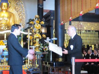 学長から文部科学大臣感謝状の贈呈 写真:学長から文部科学大臣感謝状の贈呈
