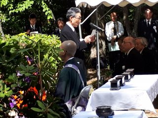 納骨式での小笠原副学長挨拶 写真:納骨式での小笠原副学長挨拶