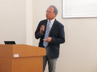 写真：演者の成田准教授