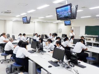 顕微鏡実習室での様子 写真:顕微鏡実習室での様子