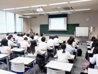 写真：伊藤准教授の授業風景