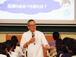 伊藤教授による説明 写真:伊藤教授による説明