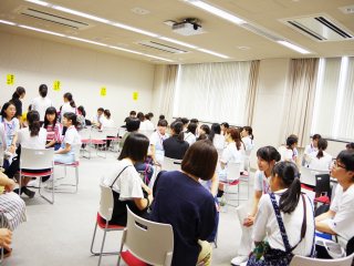 写真：座談会と個別相談の様子