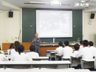 垰田准教授による講義風景 写真:垰田准教授による講義風景