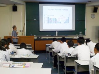 写真：伊藤准教授による講義風景