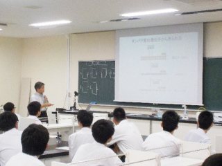 縣教授による講義風景 写真:縣教授による講義風景