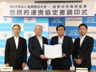 小笠原理事・塩田学長・沼尾理事長・清水理事 写真:小笠原理事・塩田学長・沼尾理事長・清水理事
