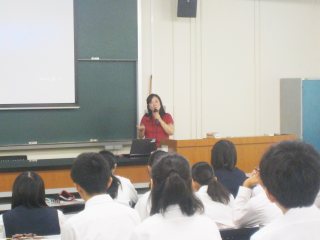 写真：立岡教授による講義風景