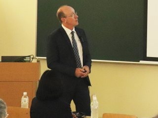 Thomas G Beach主任研究員の講演 写真:Thomas G Beach主任研究員の講演