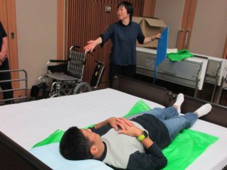 べッド2台を使用してストレッチャーへの移動体験 写真:べッド2台を使用してストレッチャーへの移動体験