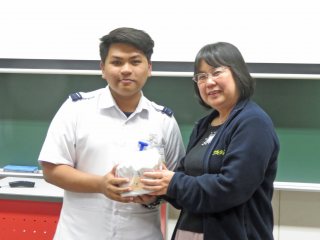 Gift Presentation② PHOTO:Gift Presentation②