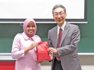 Gift Presentation① PHOTO:Gift Presentation①