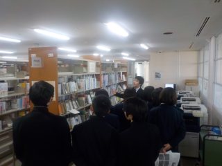 写真：附属図書館の見学