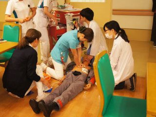 デイルームでの訓練の様子1 写真:デイルームでの訓練の様子1
