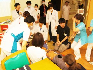 デイルームでの訓練の様子2 写真:デイルームでの訓練の様子2