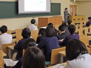 熱心に聴き入る参加者 写真:熱心に聴き入る参加者