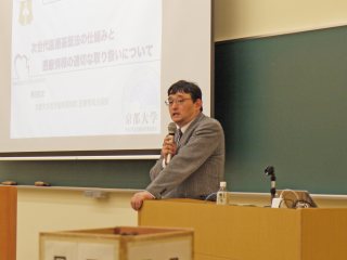 質問に答える黒田講師 写真:質問に答える黒田講師