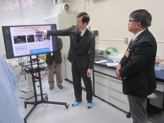 写真：動物生命科学研究センター依馬教授から説明を受ける小寺議員