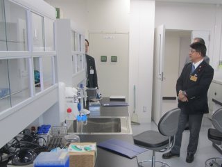 改修工事を終えた臨床研究棟を視察する小寺議員 写真:改修工事を終えた臨床研究棟を視察する小寺議員