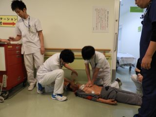 写真：リハビリテーション部前での訓練の様子①