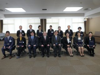 写真：修了生と関係者の記念撮影①