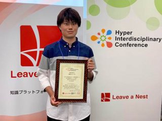 最優秀ポスター賞を受賞した松井温哉氏 写真:最優秀ポスター賞を受賞した松井温哉氏