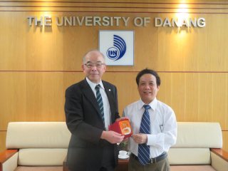 Photo：Gift Exchange at the University of Da Nang