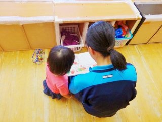 絵本を一緒に読む様子 写真:絵本を一緒に読む様子
