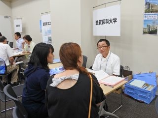 個別相談の様子 写真:個別相談の様子