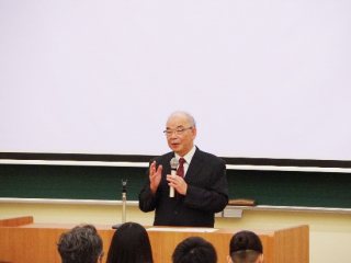 塩田学長の挨拶 写真:塩田学長の挨拶
