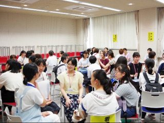 座談会と個別相談の様子 写真:座談会と個別相談の様子