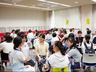 写真：座談会と個別相談の様子